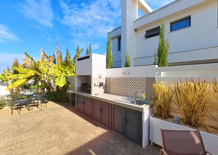 Billy's Place Protaras Luxury With Private Pool With Heated Pool Option For Autumn And Winter Months パラリムニ